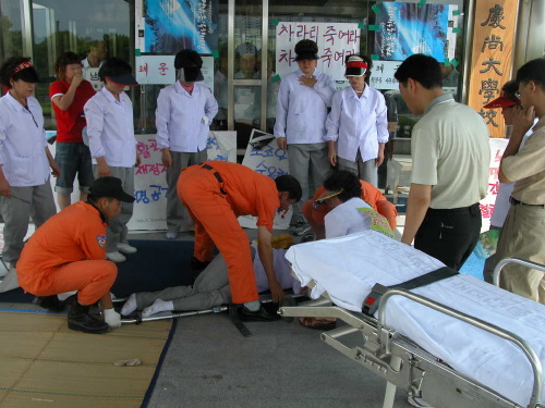 대학본부가 강제 철거한 현수막을 돌려달라며 본관 1층에서 항의하던 노조원 장행두씨가 결국 실신해, 제일 병원 응급실로 긴급 후송되기도 했다. 